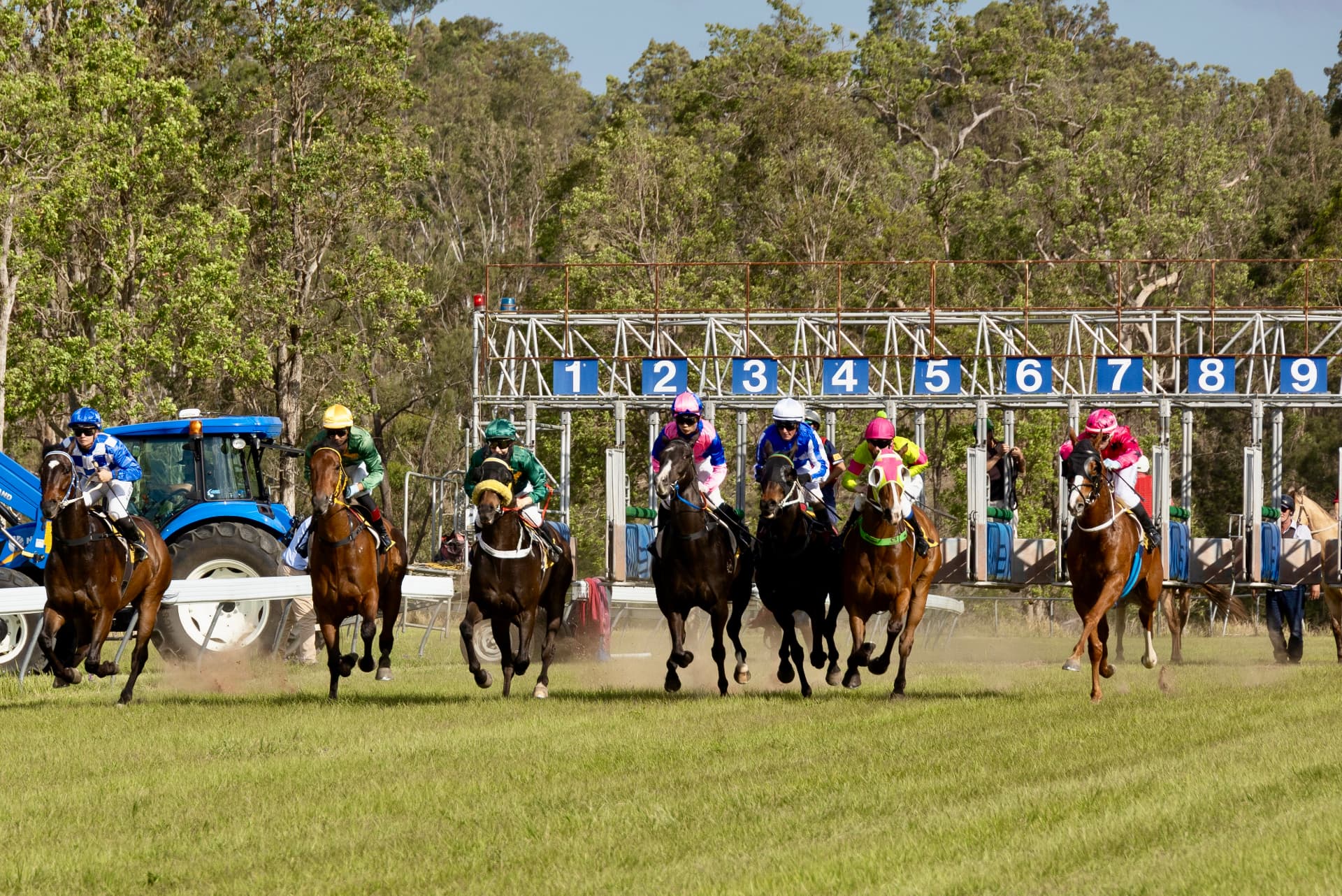 Barrier start with the field breaking away